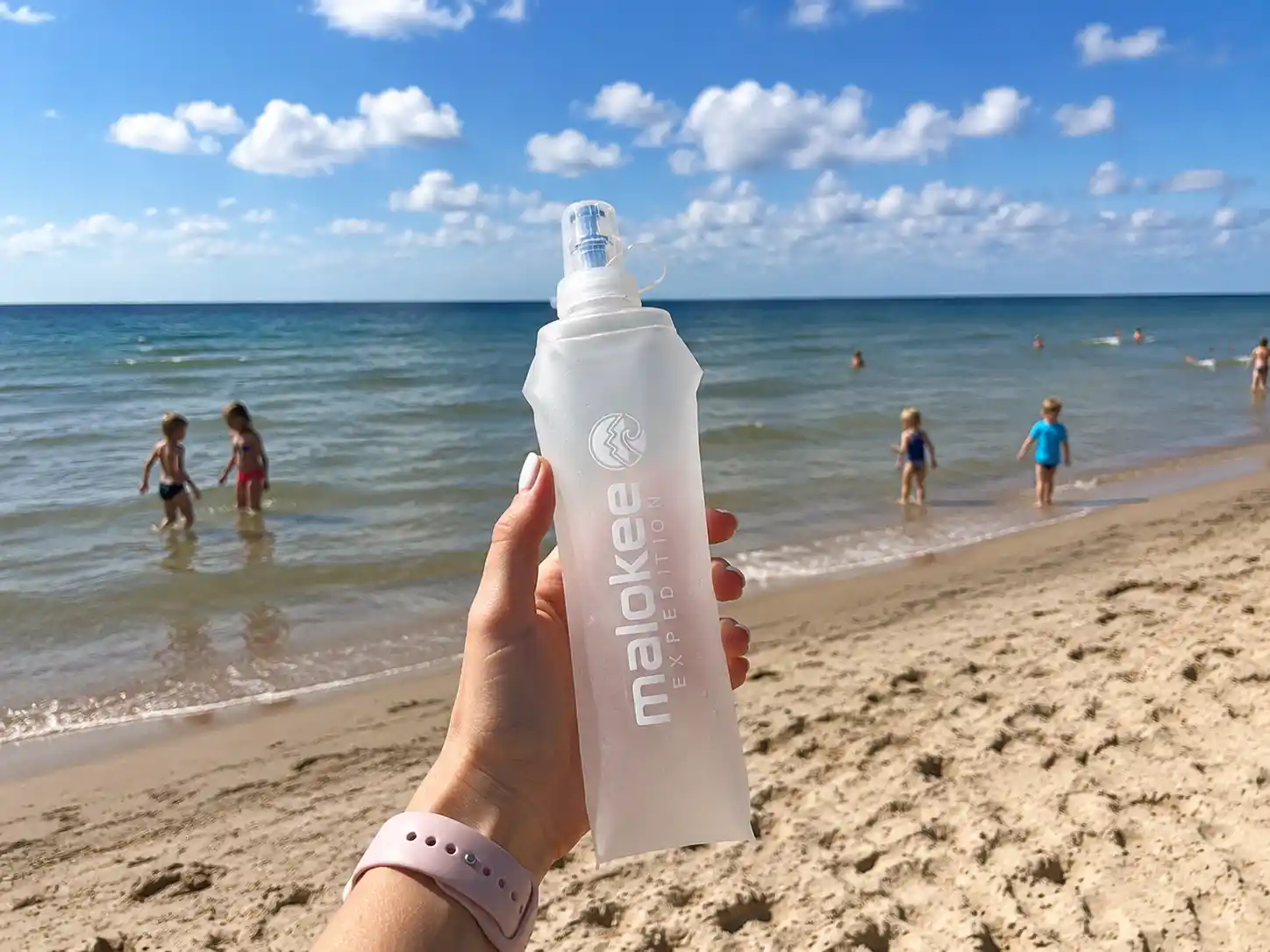 biały bidon na plaży