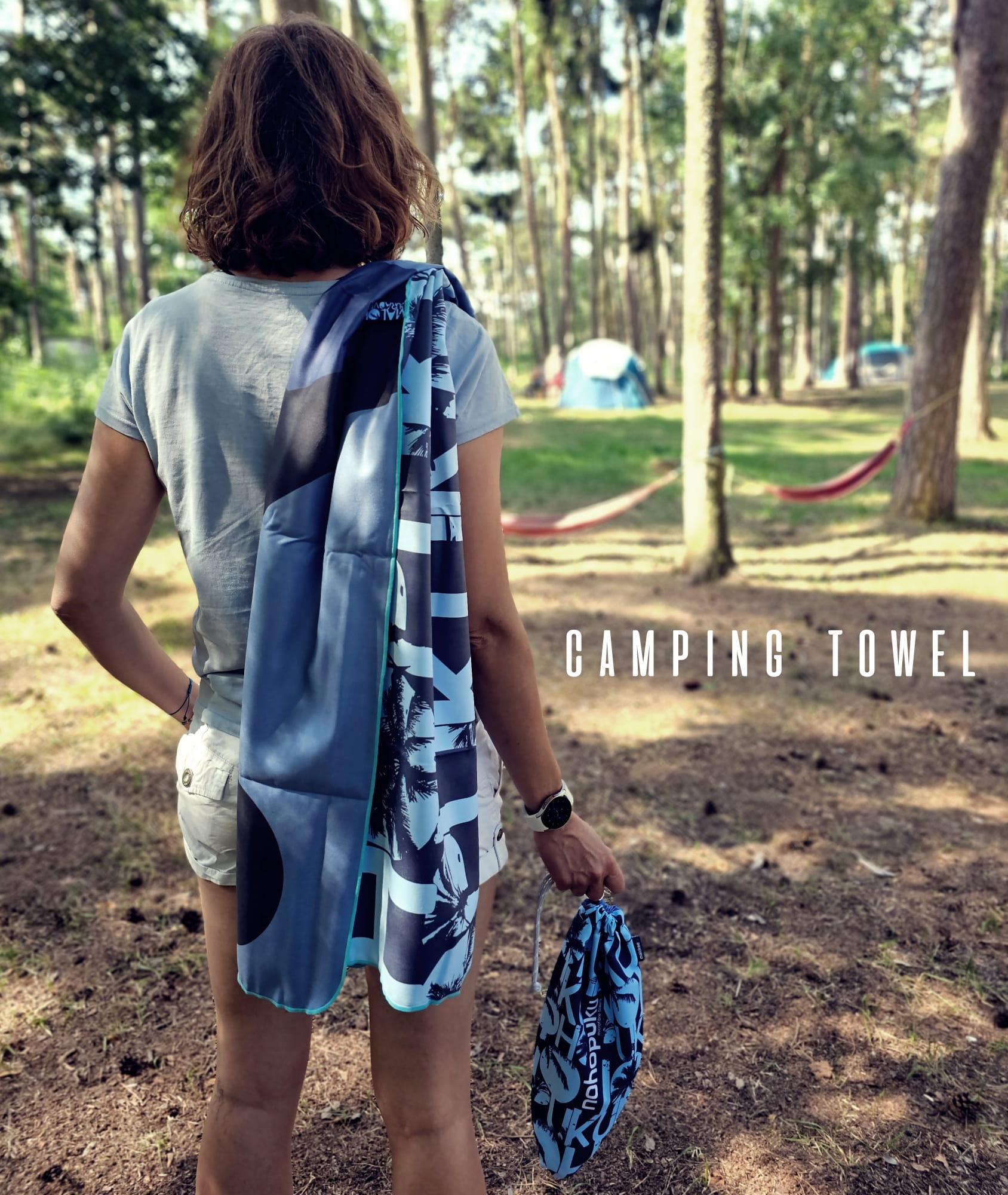 kobieta na polu kempingowym z ręcznikiem