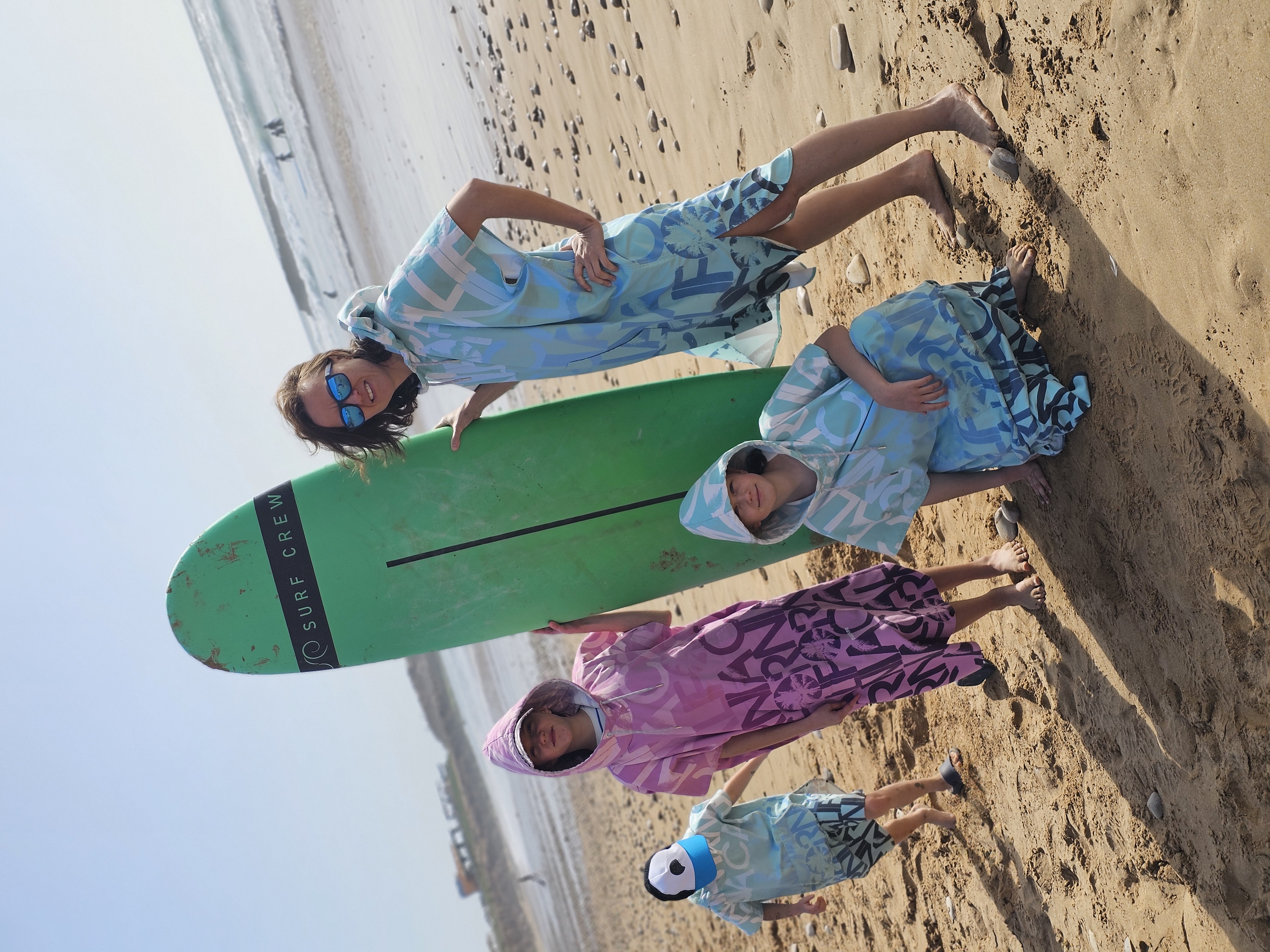 rodzina w ponczo na plaży